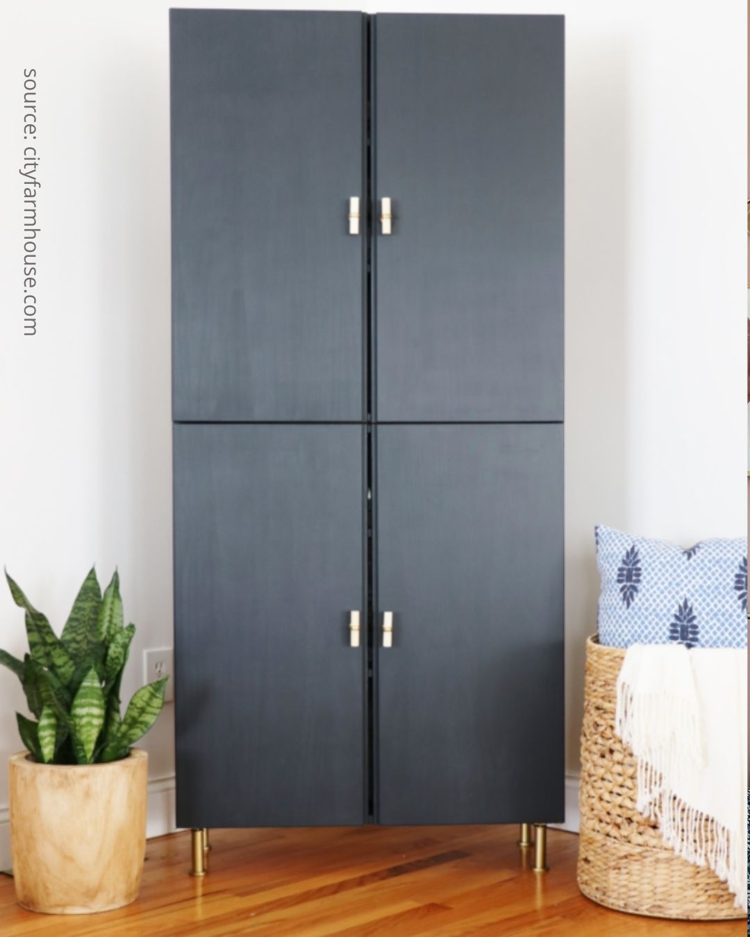 armoire customisée avec de le peinture noire et des poignees en laiton à partir des modules ivar d'ikea