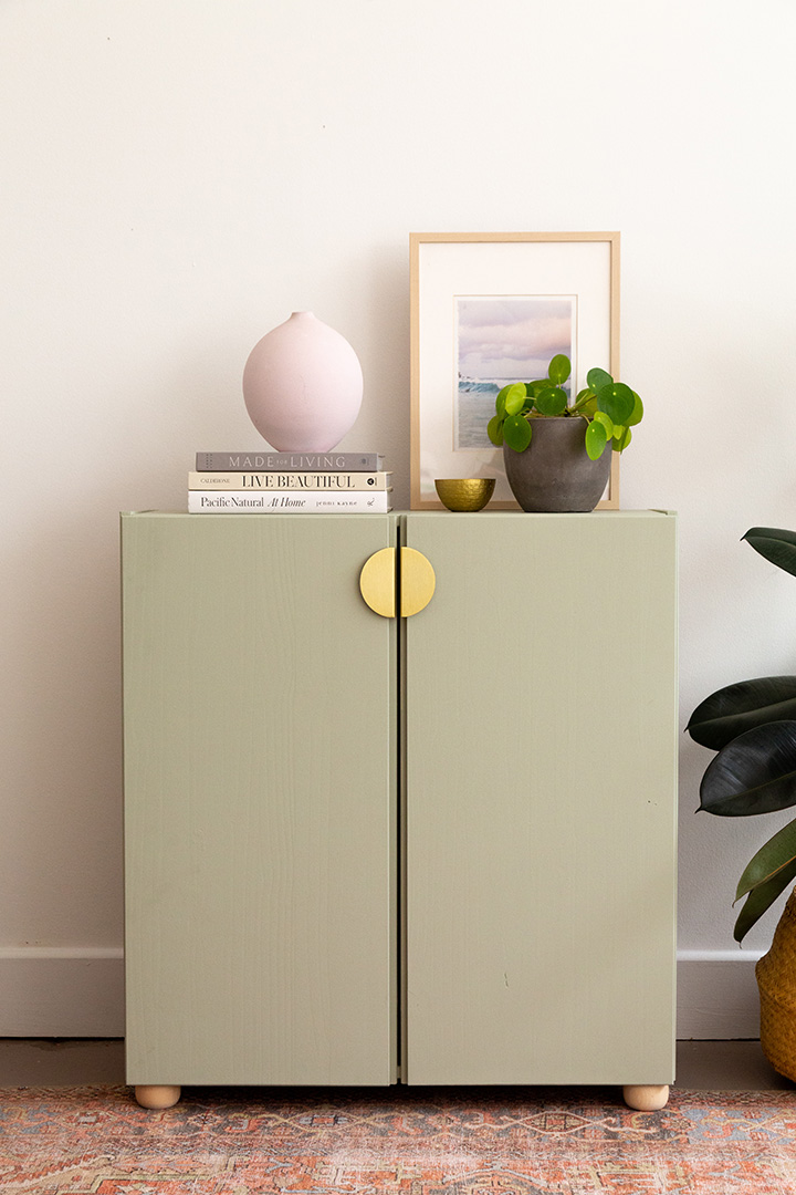 buffet vert sauge pastel et poignées semi rondes en laiton customisée à partir des modules ivar d'ikea