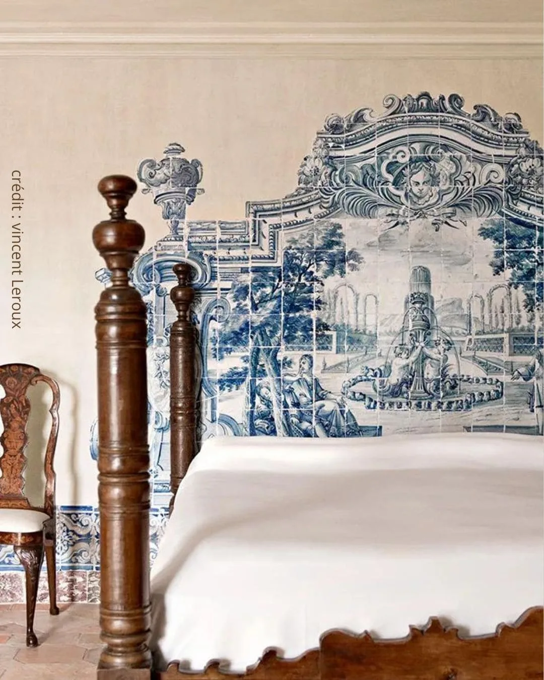 tete de lit de chambre a coucher ancienne bleue et blanche lit en bois