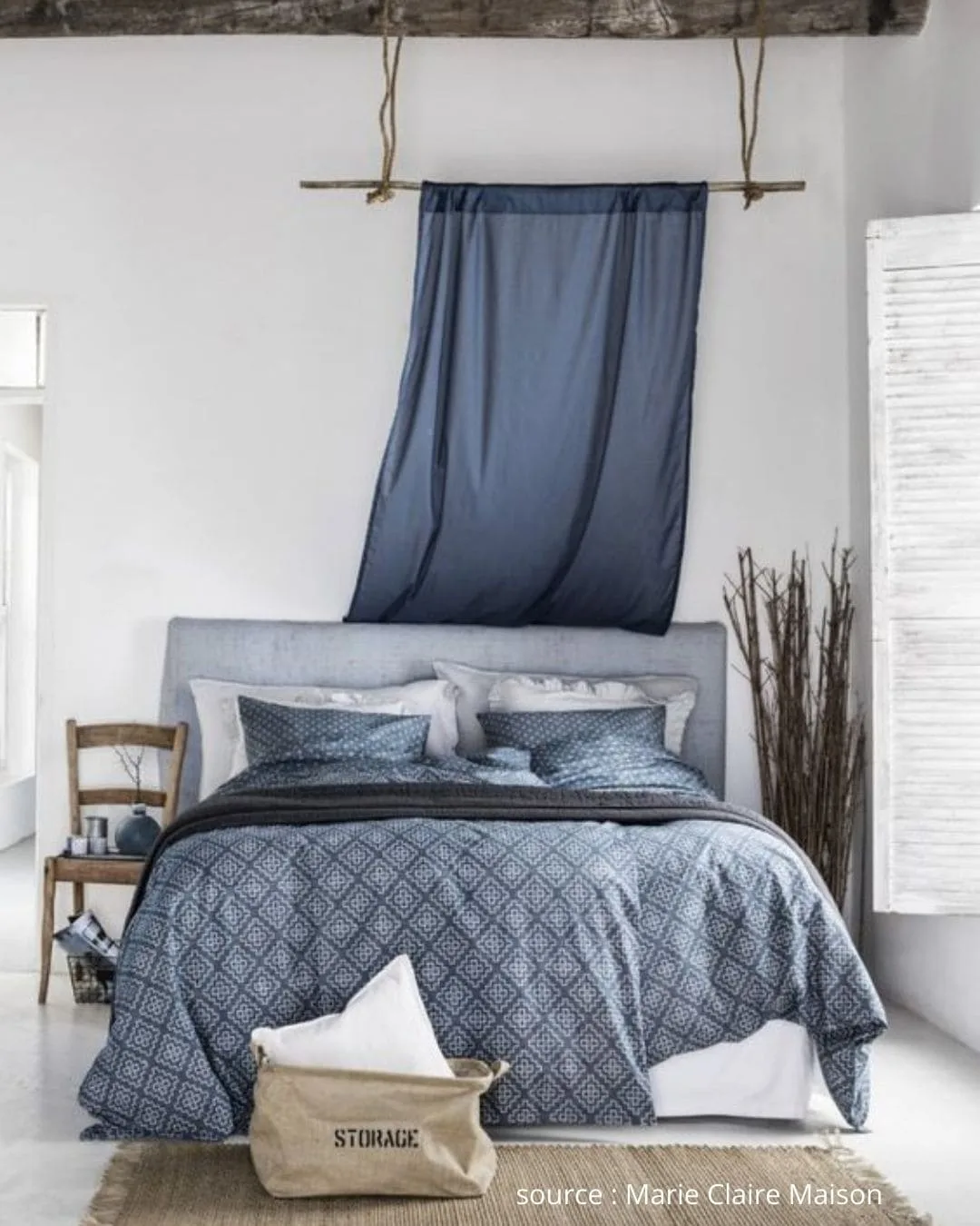 chambre a coucher avec rideaux en ciel de lit bleu