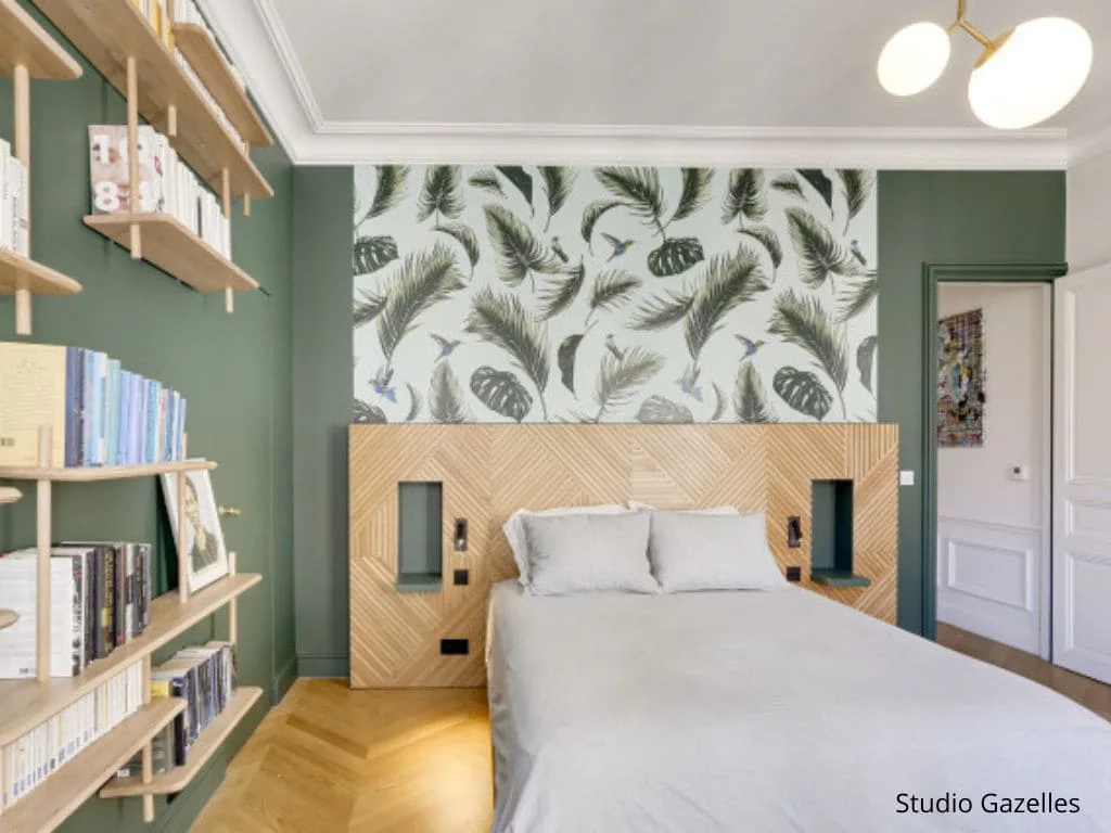 tête de lit pratique et design en bois chevron avec rangements intégrés rt papier peint fleuri