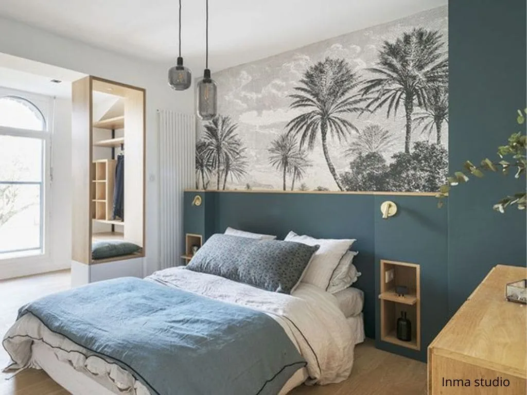 tête de lit avec niches de rangement intégrées et papier peint panoramique fleuri pour une décoration de chambre à coucher adulte moderne et zen