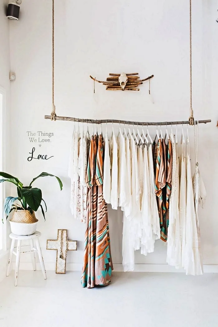 faire-son-dressing-avec-une-branche-suspendue-dressing-ouvert-récup-branche-suspendue-déco-chambre-à-coucher-blanche-tabouret-bois-blanc-plante-verte