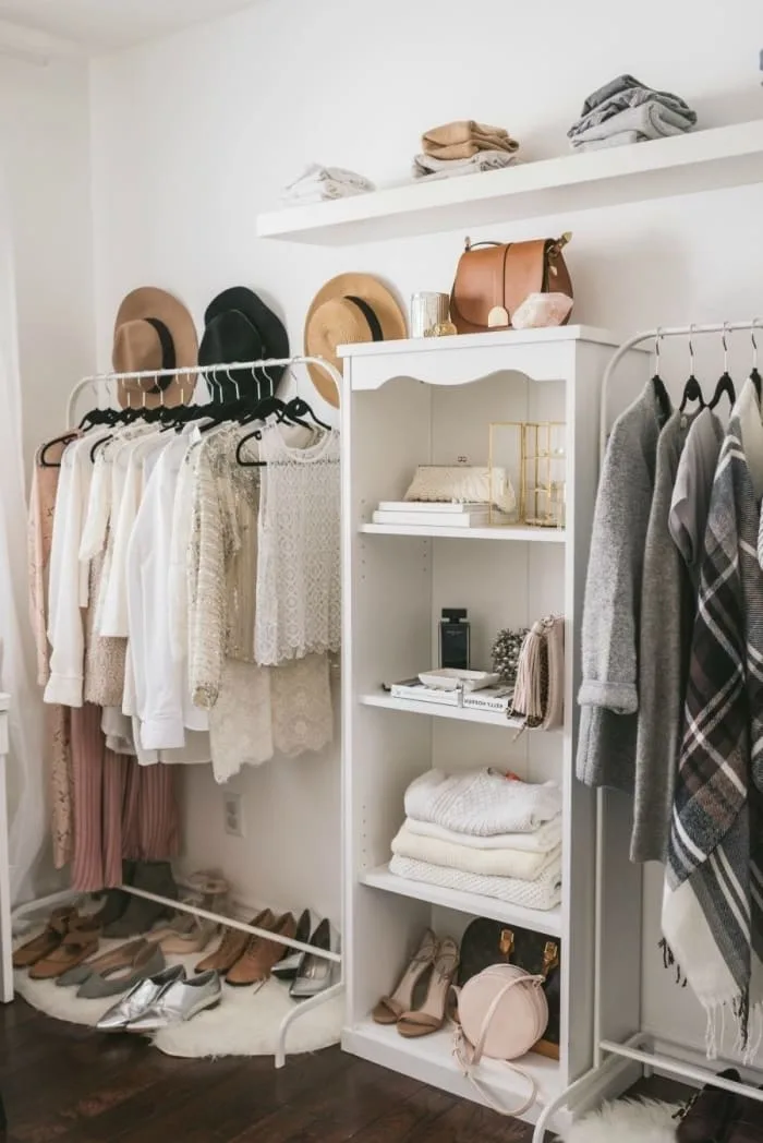 penderie-ouverte-métal-blanc-étagère-quatre-niveaux-idée-de-dressing-chambre-à-coucher-petit-espace-vêtements-suspendus-sur-cintres