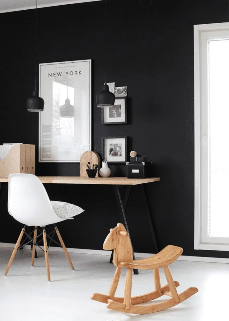 espace bureau mur noir