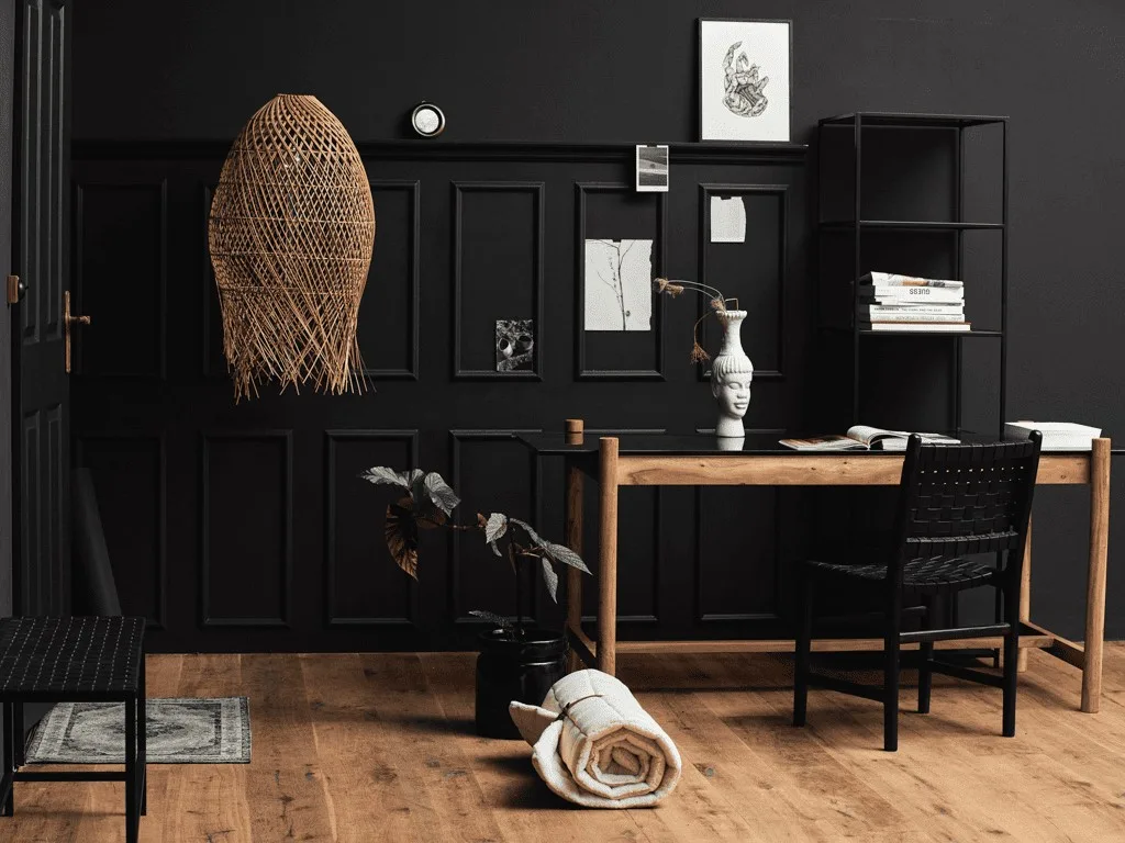 espace bureau avec un mur noir