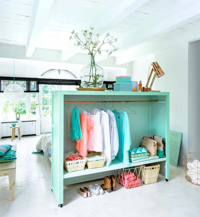 dressing-ouvert-meuble-couleur-bleu-pour-séparer-une-chambre-à-coucher-cocooning-poutres-apparentes-blanches-idee-rangement-vetements-et-chaussures-fonctionnel