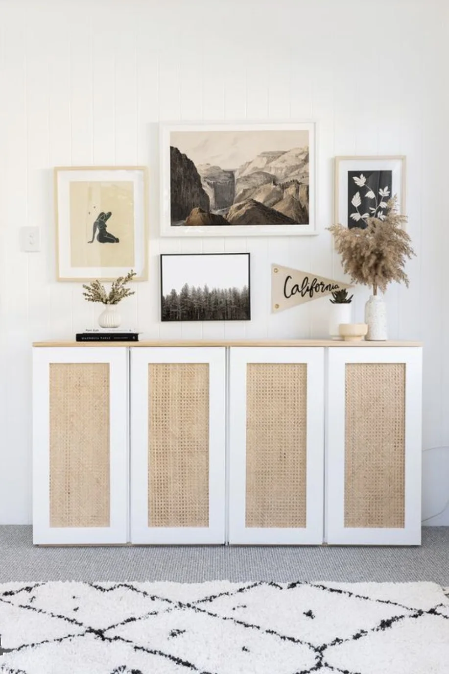 meuble en bois brut, peinture blanche et cannage customisé à partir des modules ivar d'ikea