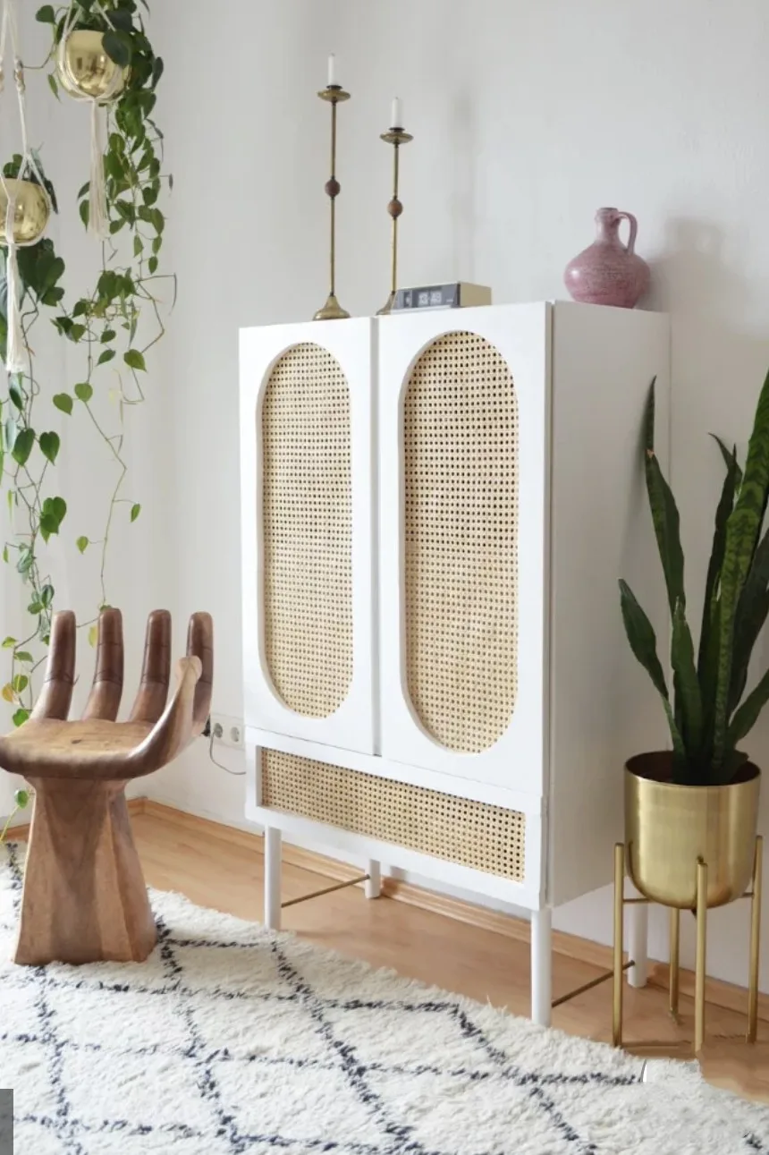 customiser un meuble en utilisant les modules ivar d'ikea, ici en ajoutant du cannage et de la peinture blanche