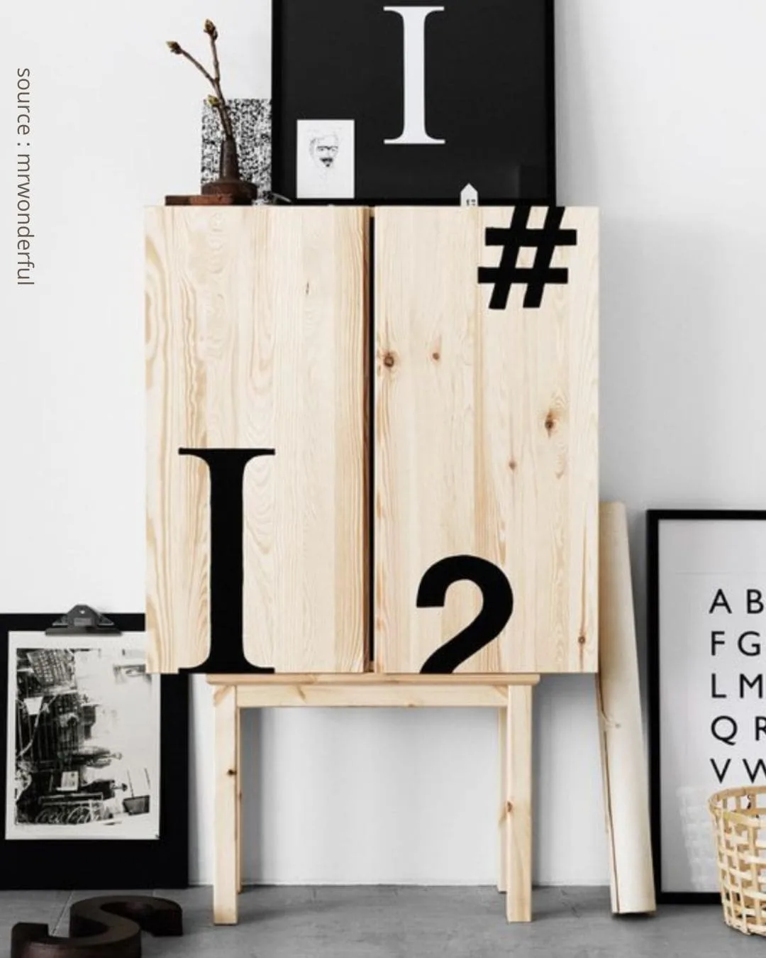 buffet bois brut avec pochoirs noirs chiffres industriels customisé à partir des modules ivar d'ikea