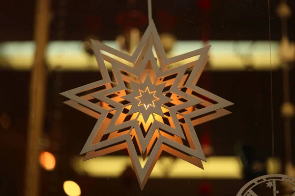DIY : Comment créer soi-même de jolies étoiles de Noël ?